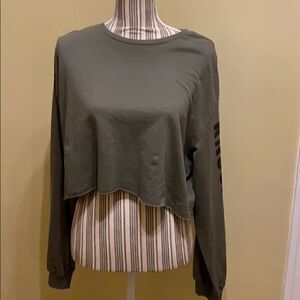 ❤️ 3/$20 H & M Divided Crop Top